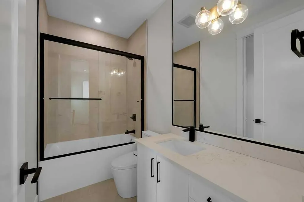 2212 35 Street SW Calgary AB T3E 2X8