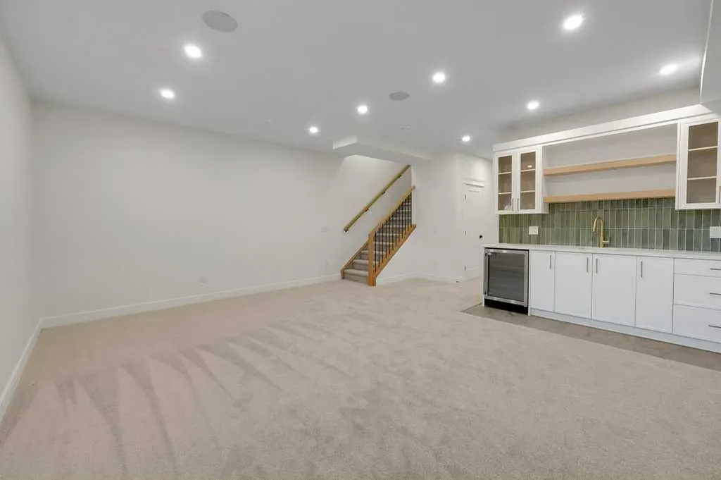 2212 35 Street SW Calgary AB T3E 2X8