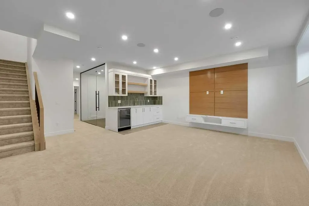 2212 35 Street SW Calgary AB T3E 2X8
