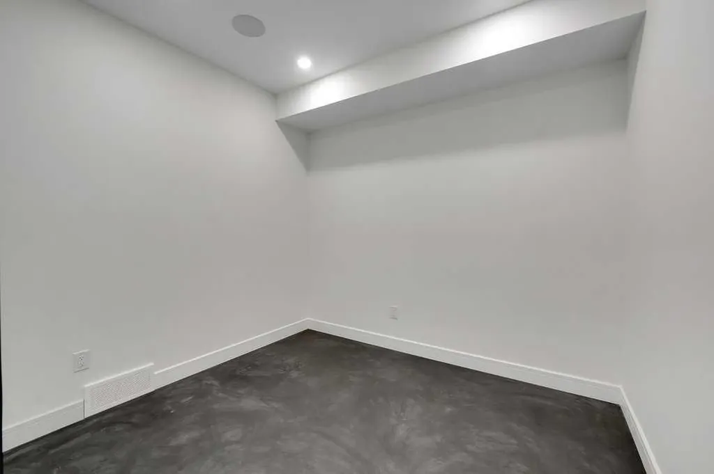 2212 35 Street SW Calgary AB T3E 2X8
