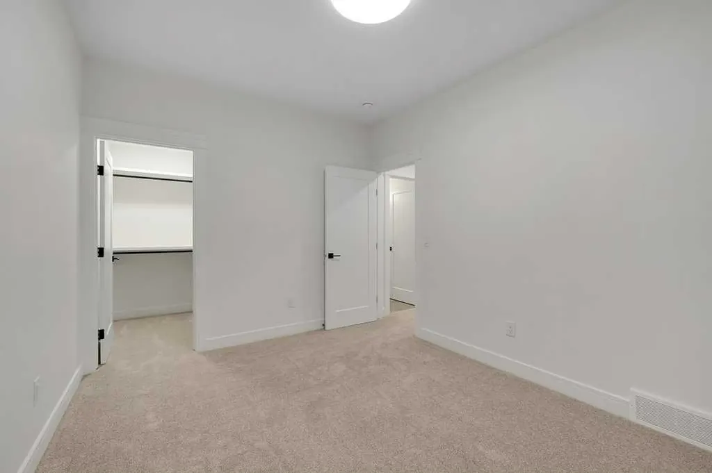 2212 35 Street SW Calgary AB T3E 2X8