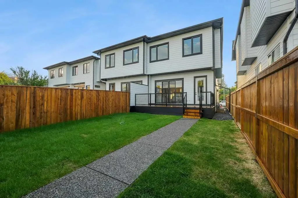 2212 35 Street SW Calgary AB T3E 2X8