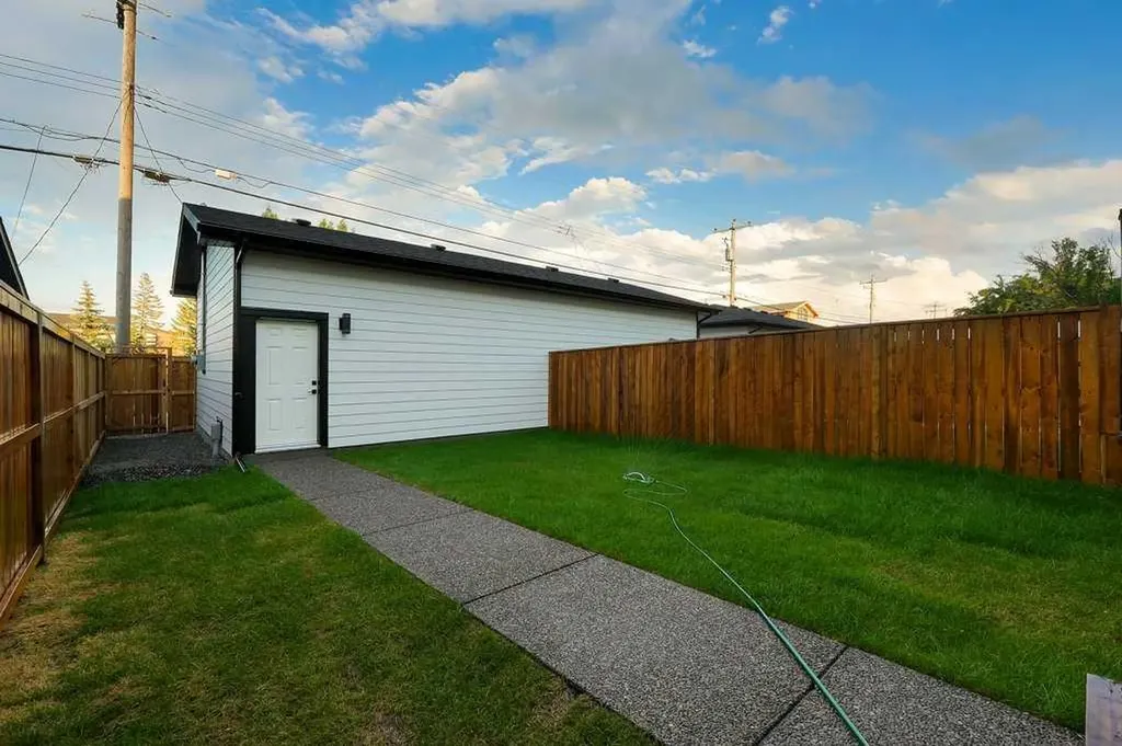 2212 35 Street SW Calgary AB T3E 2X8