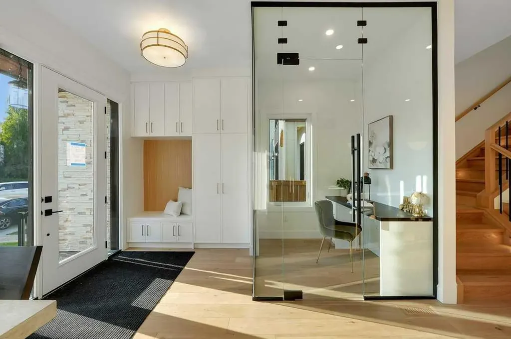 2212 35 Street SW Calgary AB T3E 2X8