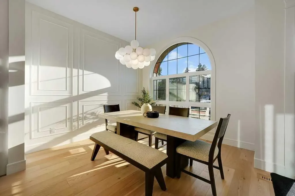 2212 35 Street SW Calgary AB T3E 2X8