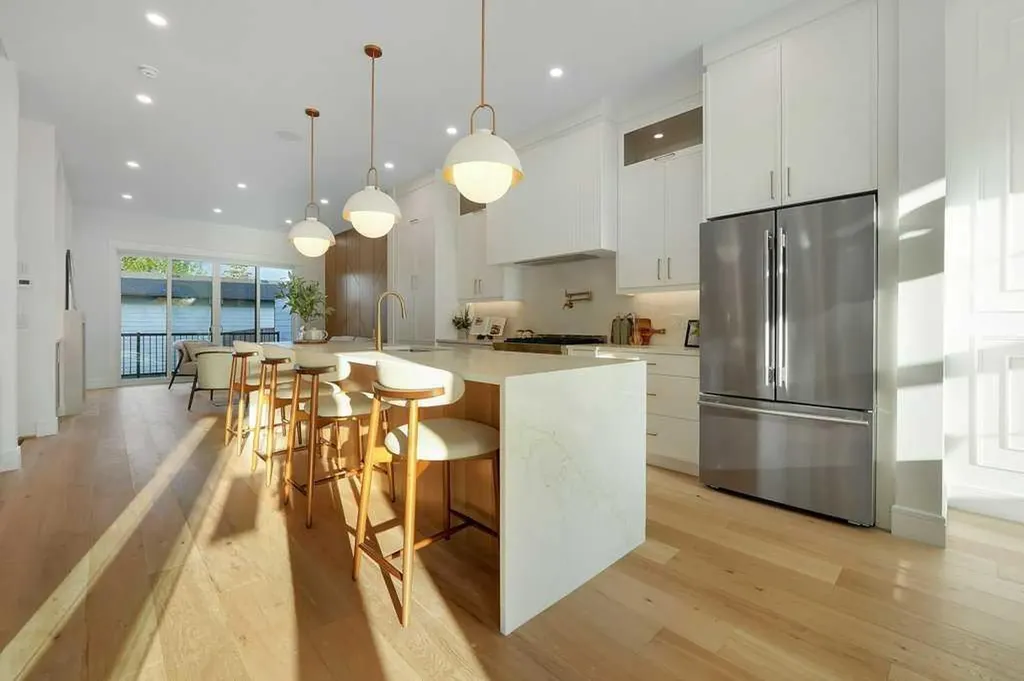 2212 35 Street SW Calgary AB T3E 2X8