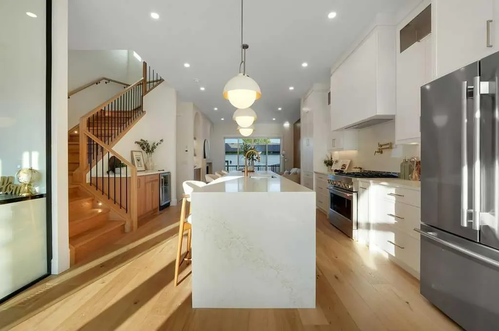 2212 35 Street SW Calgary AB T3E 2X8