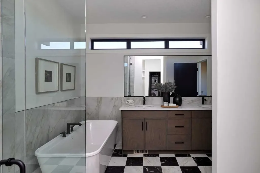 589 Clearwater Heath Chestermere AB T1X2M5
