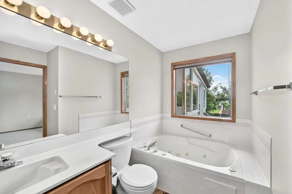 108 Woodside Close NW Airdrie AB T4B 2C7