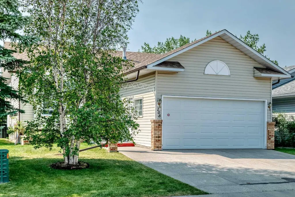 108 Woodside Close NW Airdrie AB T4B 2C7