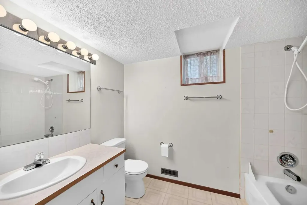 108 Woodside Close NW Airdrie AB T4B 2C7