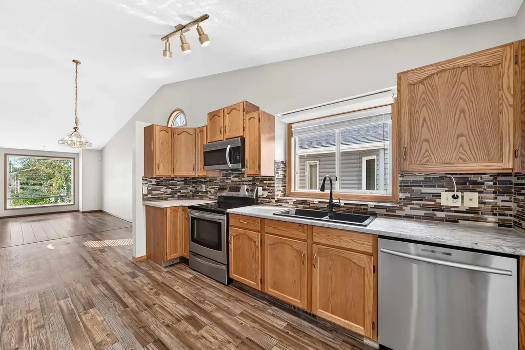 108 Woodside Close NW Airdrie AB T4B 2C7