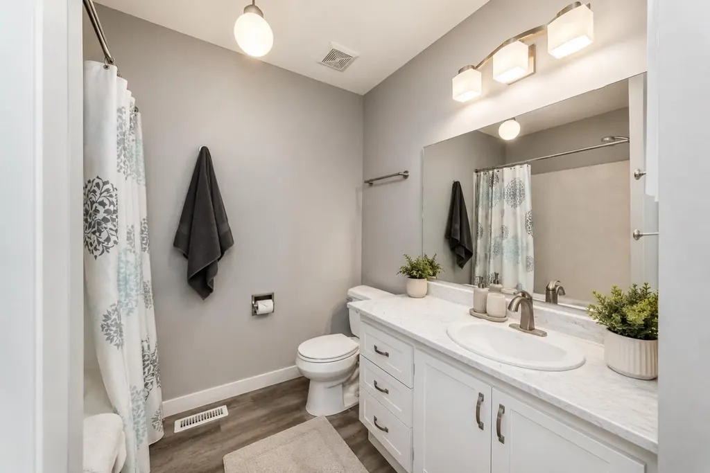 5233 17 Avenue NW Calgary AB T3B 4N6