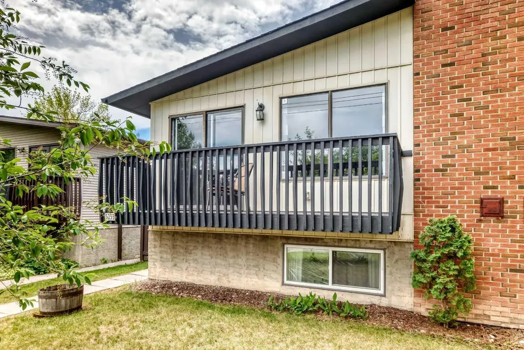 5233 17 Avenue NW Calgary AB T3B 4N6