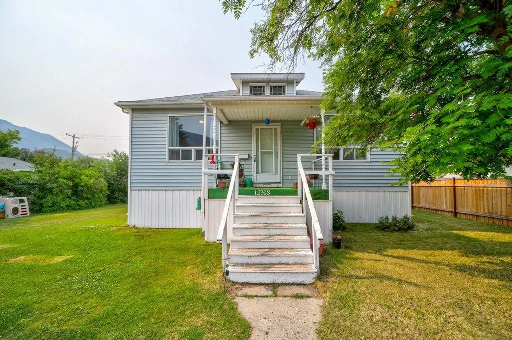 12316 21 Avenue Blairmore AB T0K 0E0