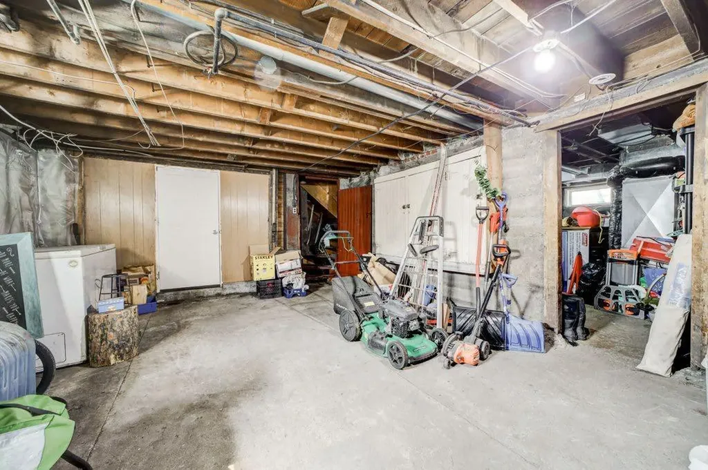 12316 21 Avenue Blairmore AB T0K 0E0