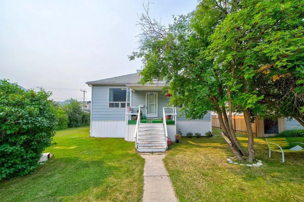 12316 21 Avenue Blairmore AB T0K 0E0