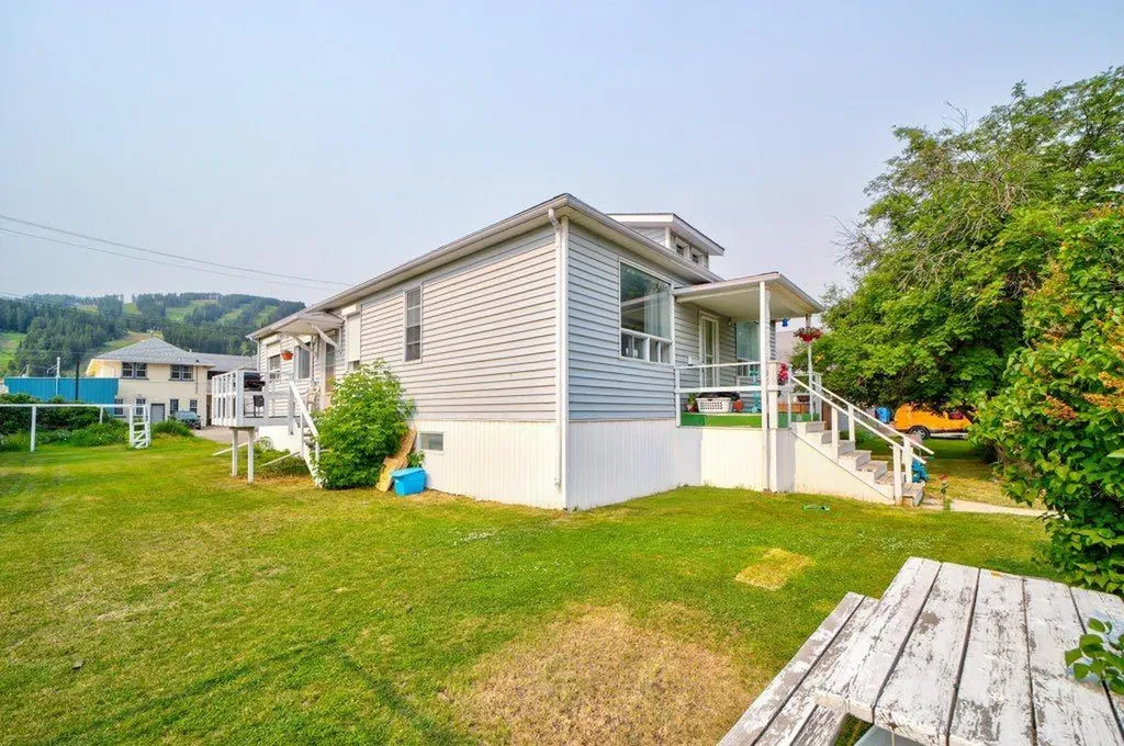 12316 21 Avenue Blairmore AB T0K 0E0