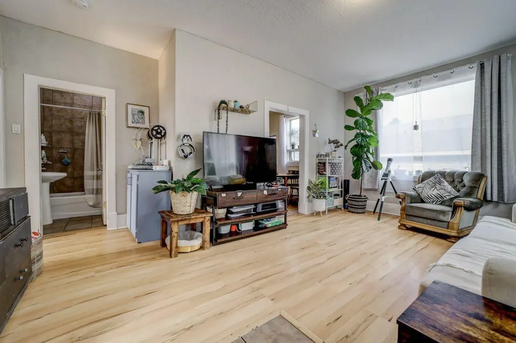 12316 21 Avenue Blairmore AB T0K 0E0