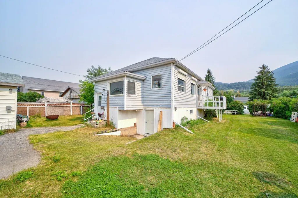 12316 21 Avenue Blairmore AB T0K 0E0
