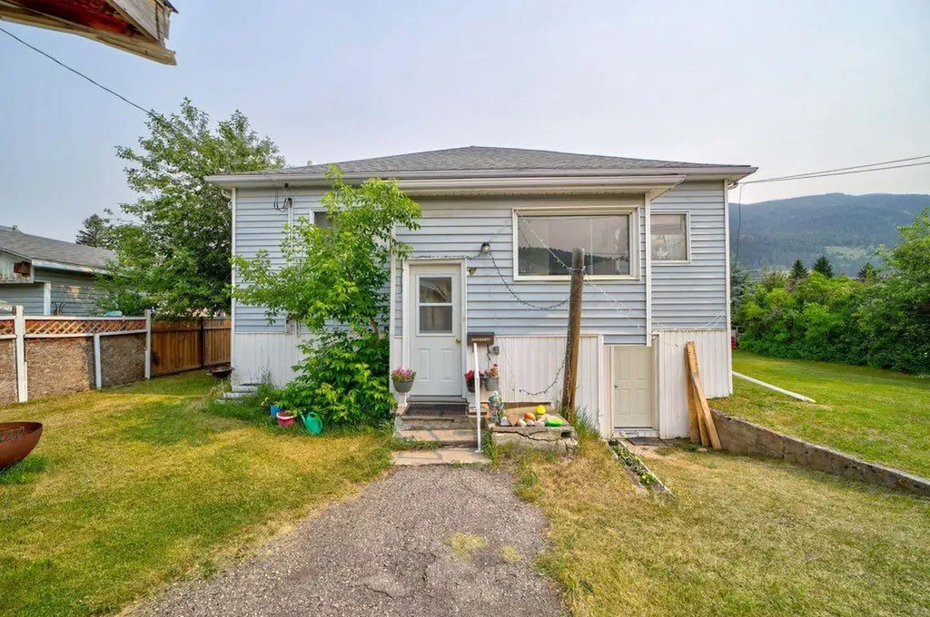 12316 21 Avenue Blairmore AB T0K 0E0