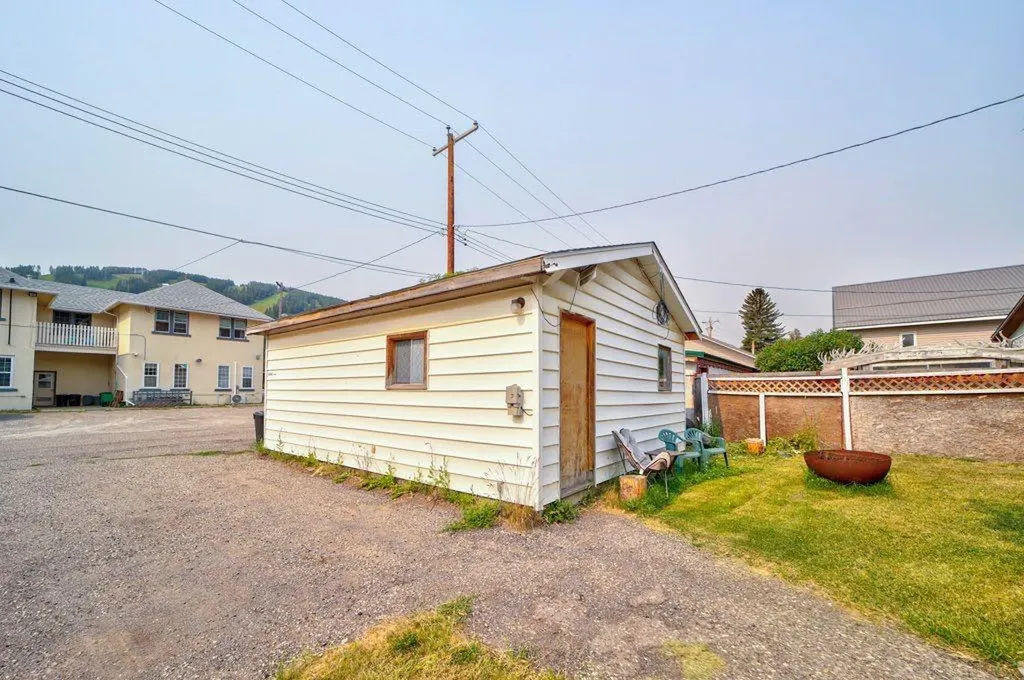 12316 21 Avenue Blairmore AB T0K 0E0