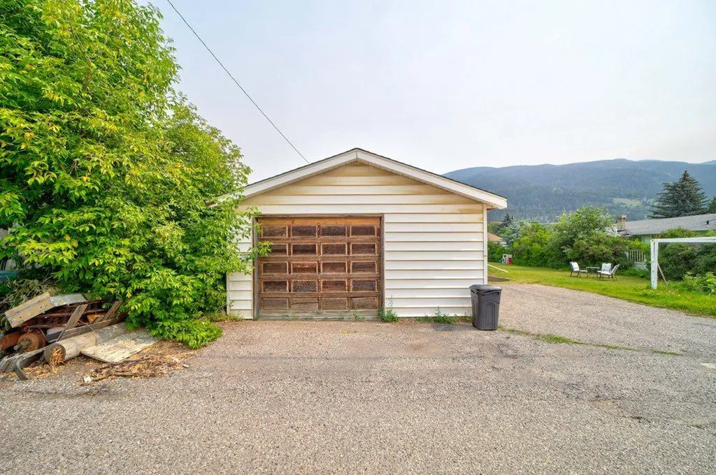 12316 21 Avenue Blairmore AB T0K 0E0