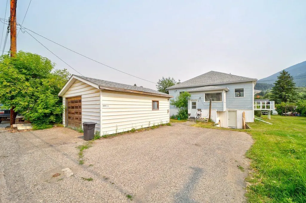 12316 21 Avenue Blairmore AB T0K 0E0