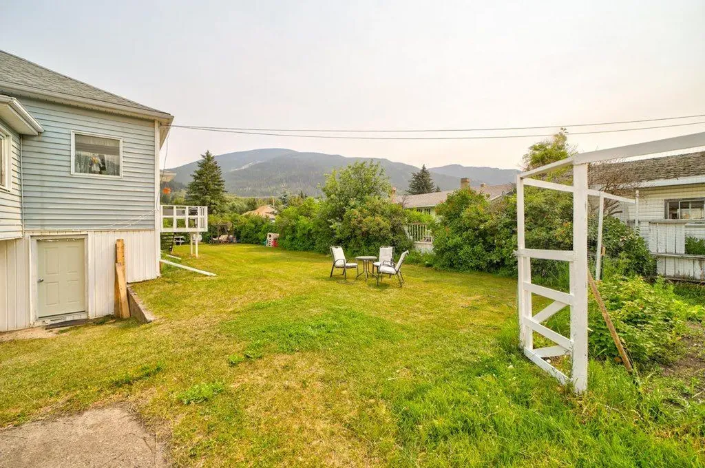 12316 21 Avenue Blairmore AB T0K 0E0