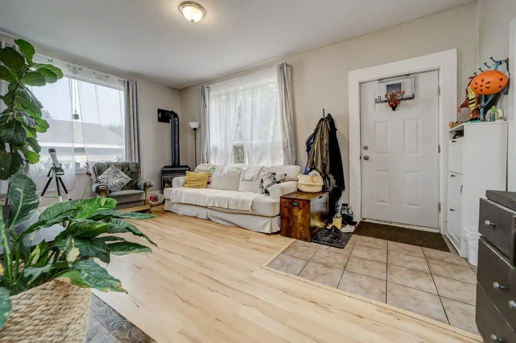 12316 21 Avenue Blairmore AB T0K 0E0