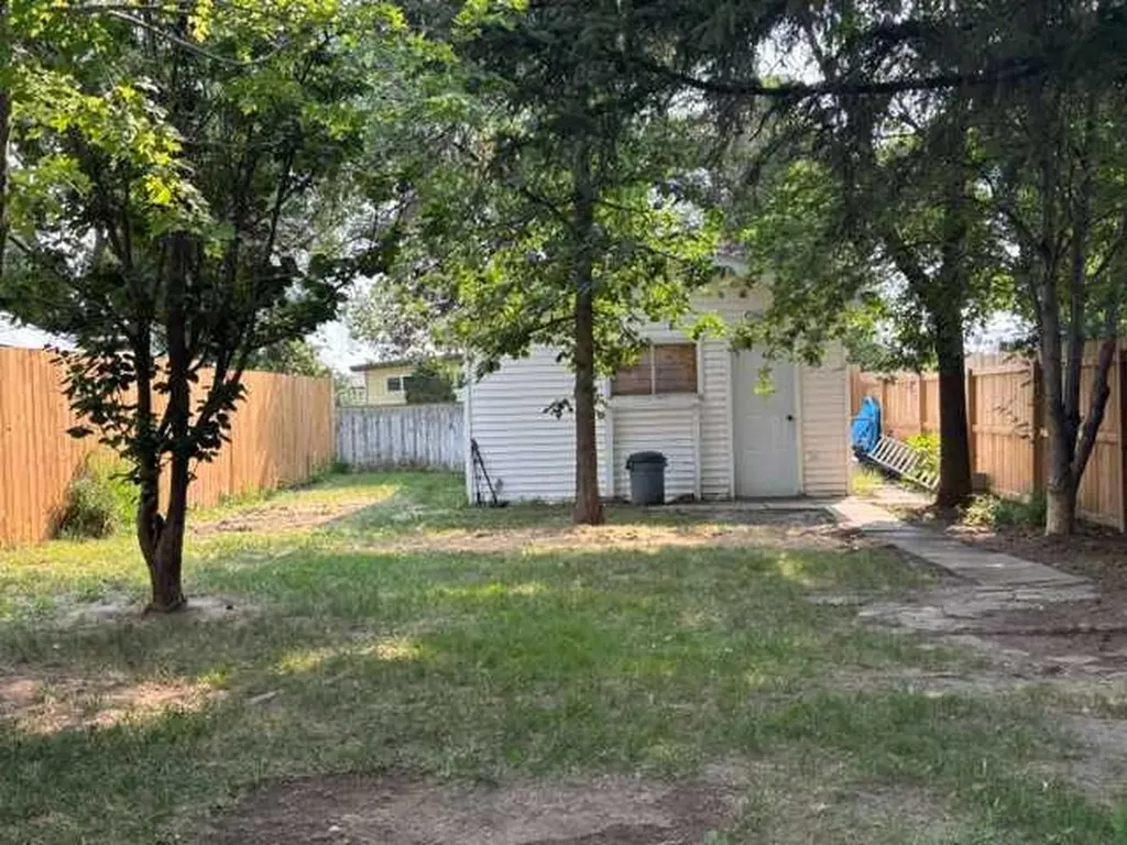 5811A 50 Street N Taber AB T1G 1K6