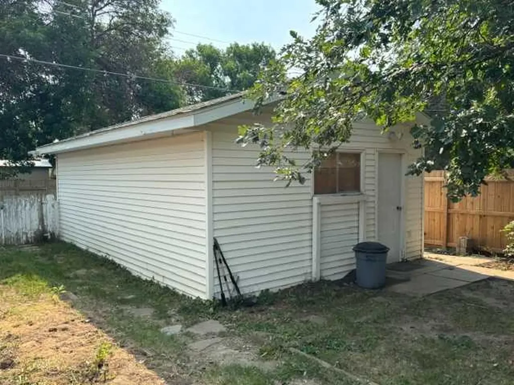 5811A 50 Street N Taber AB T1G 1K6