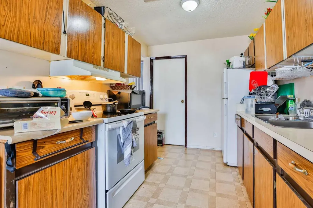 1717 St Edward Boulevard N Lethbridge AB T1H 1X2