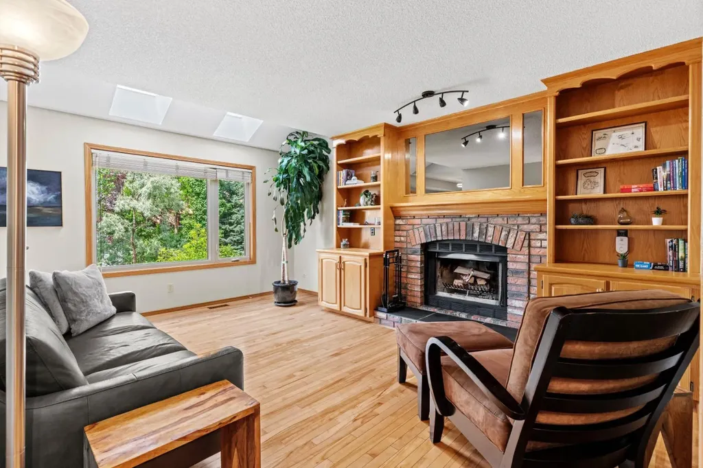 626 Hawkhill Place NW Calgary AB T3G 3M6