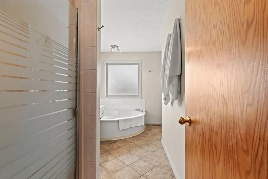 626 Hawkhill Place NW Calgary AB T3G 3M6