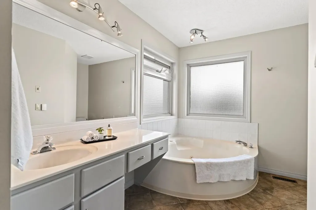 626 Hawkhill Place NW Calgary AB T3G 3M6