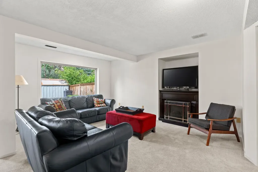 626 Hawkhill Place NW Calgary AB T3G 3M6