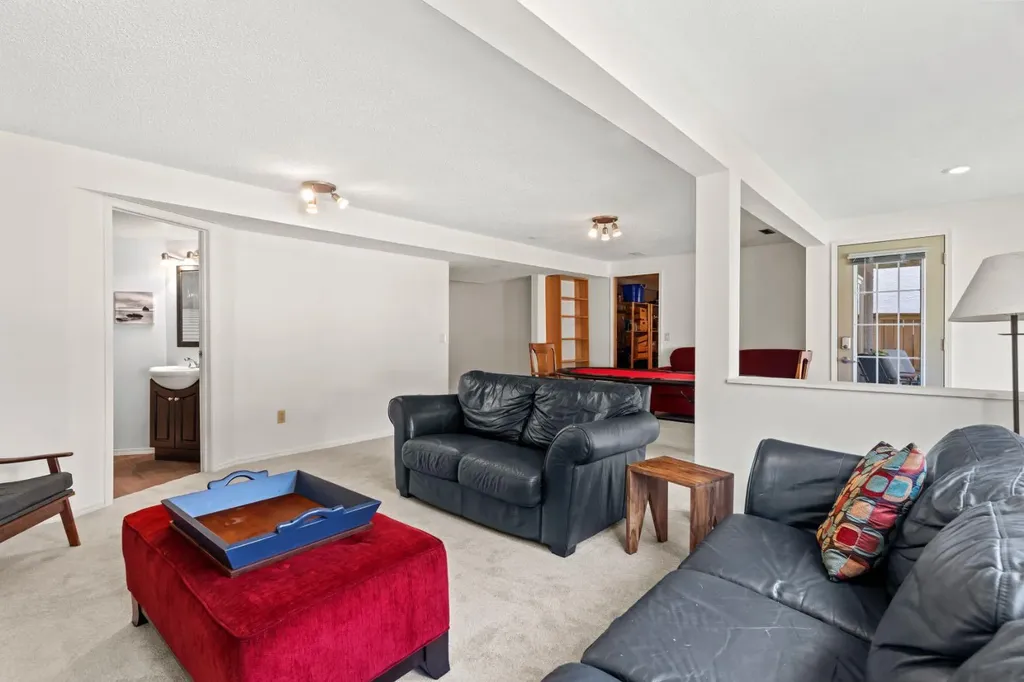 626 Hawkhill Place NW Calgary AB T3G 3M6