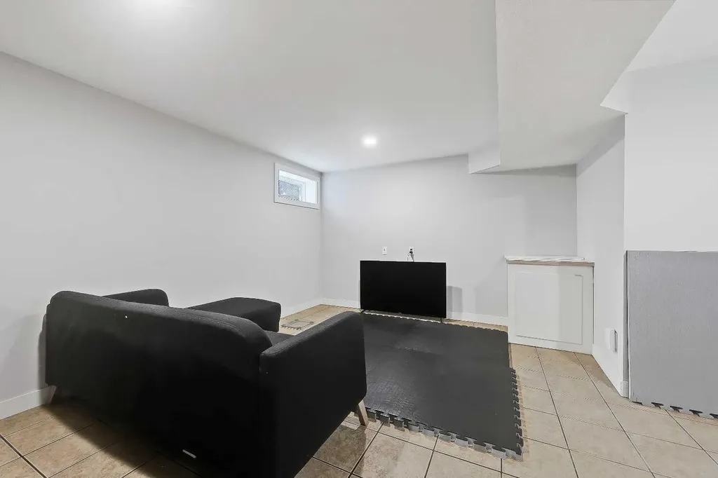 2622 24a Street SW Calgary AB T3E 1W3