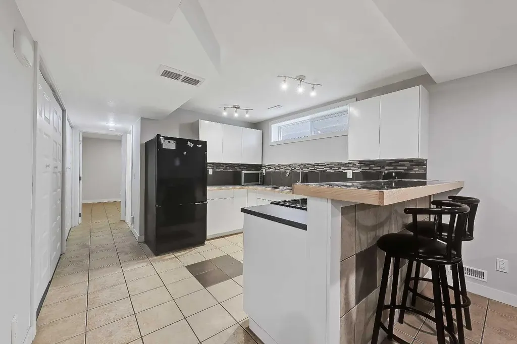 2622 24a Street SW Calgary AB T3E 1W3