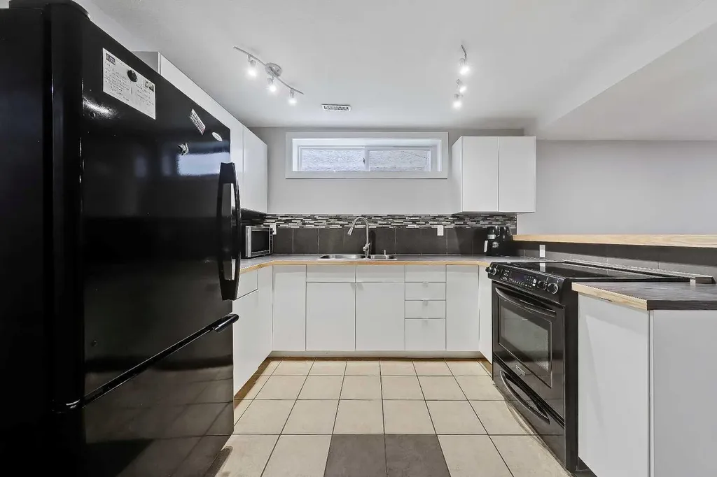 2622 24a Street SW Calgary AB T3E 1W3