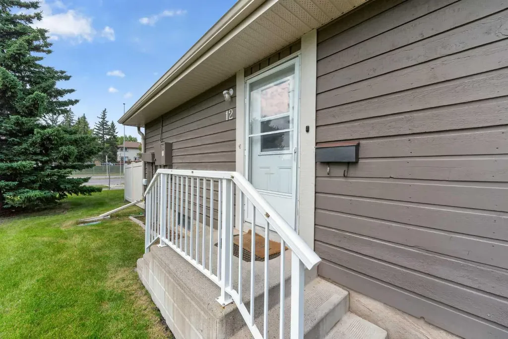 14736 Deerfield Drive SE Calgary AB T2J 5Y1