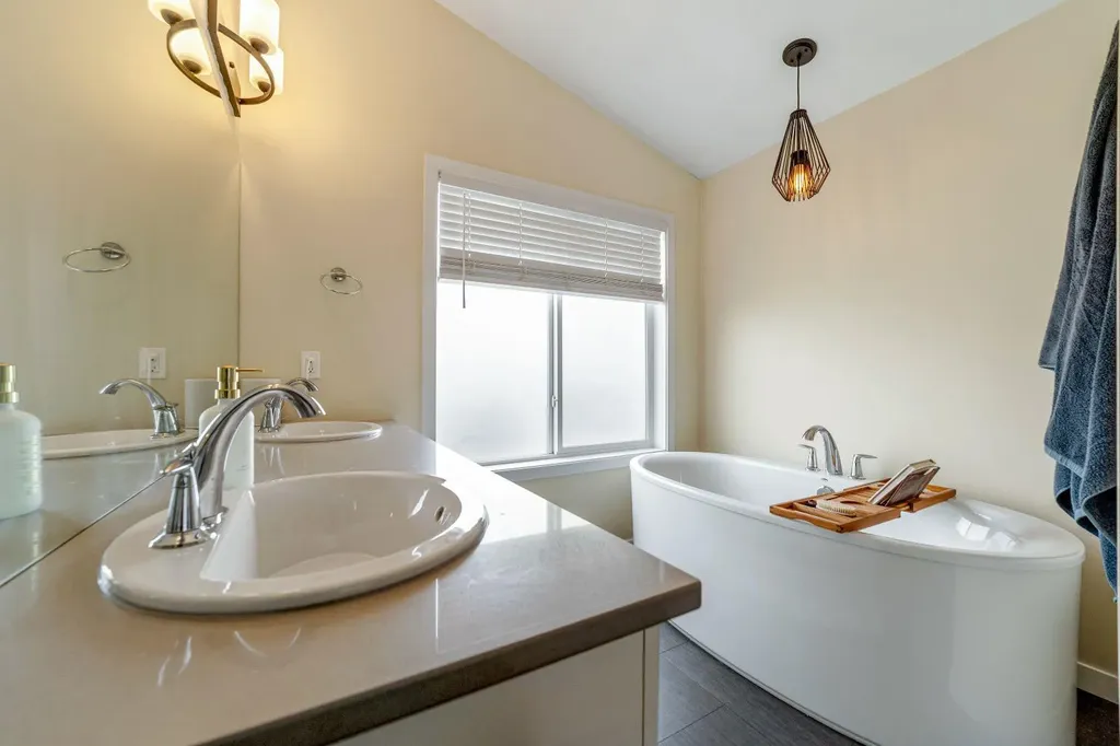 489 Devonia Way W Lethbridge AB T1J 5J6