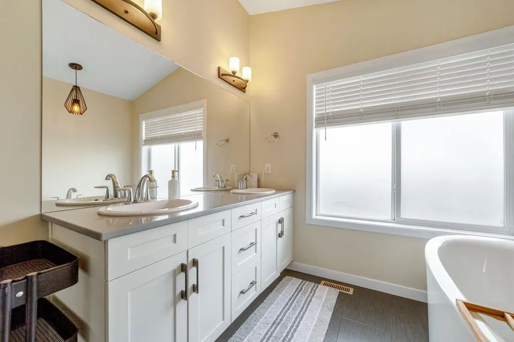 489 Devonia Way W Lethbridge AB T1J 5J6