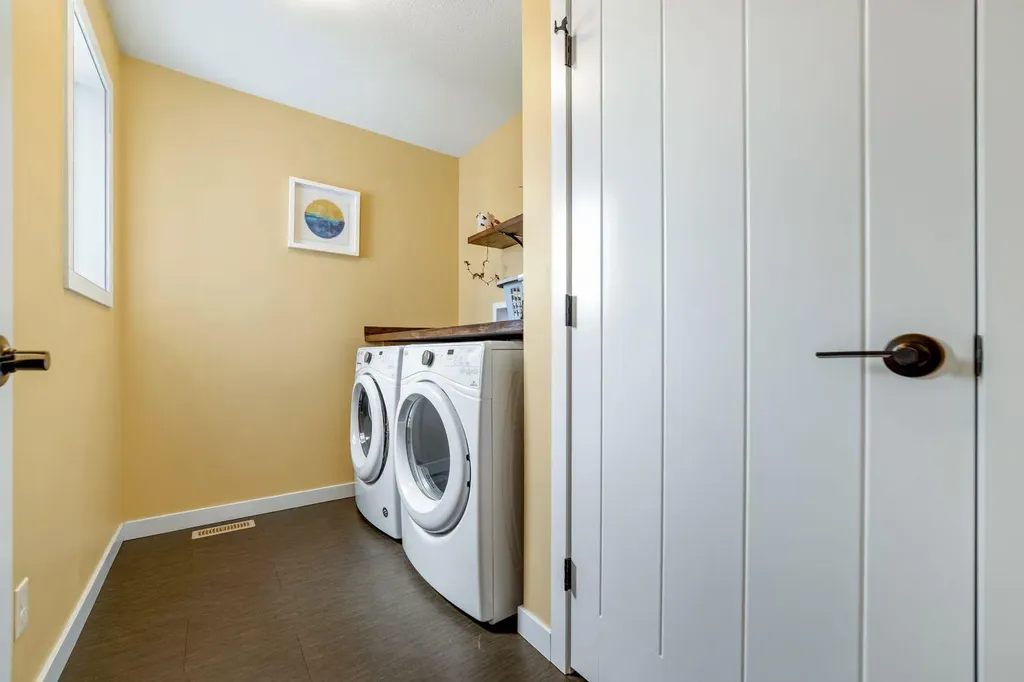 489 Devonia Way W Lethbridge AB T1J 5J6