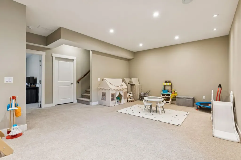 70 Cortina Way SW Calgary AB T3H 0L7
