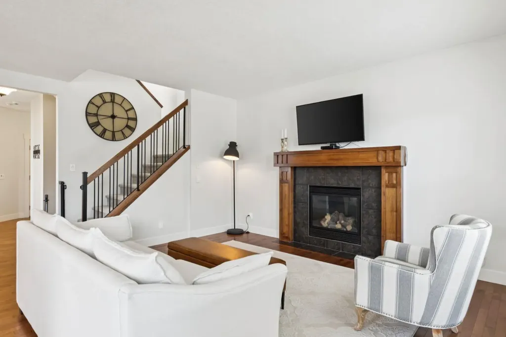 70 Cortina Way SW Calgary AB T3H 0L7