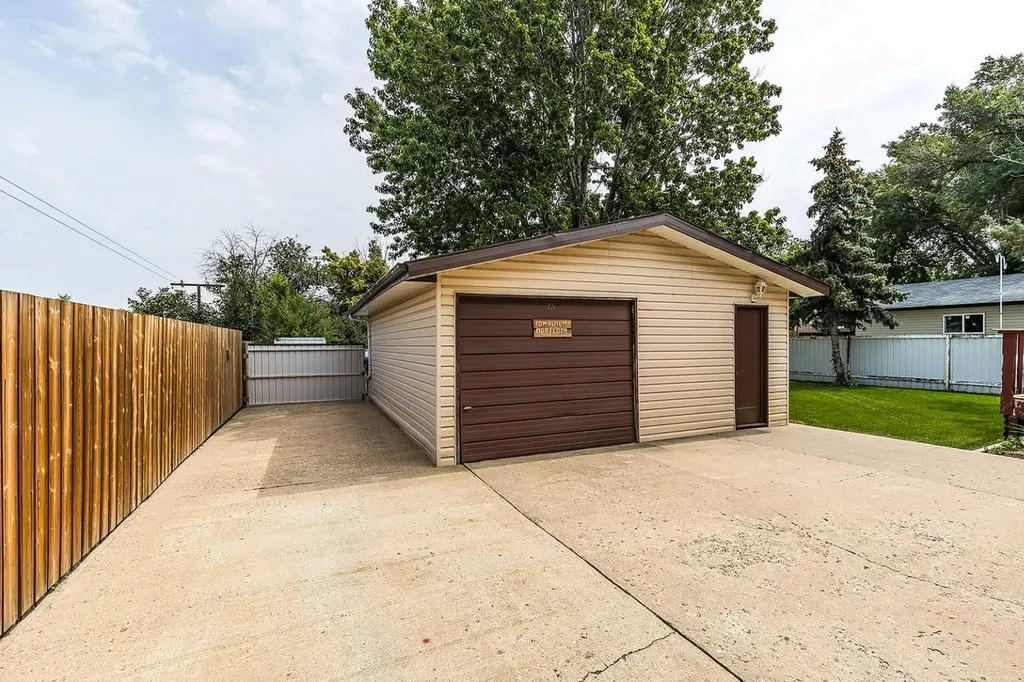 189 Hull Crescent NE Medicine Hat AB T1C 1C9
