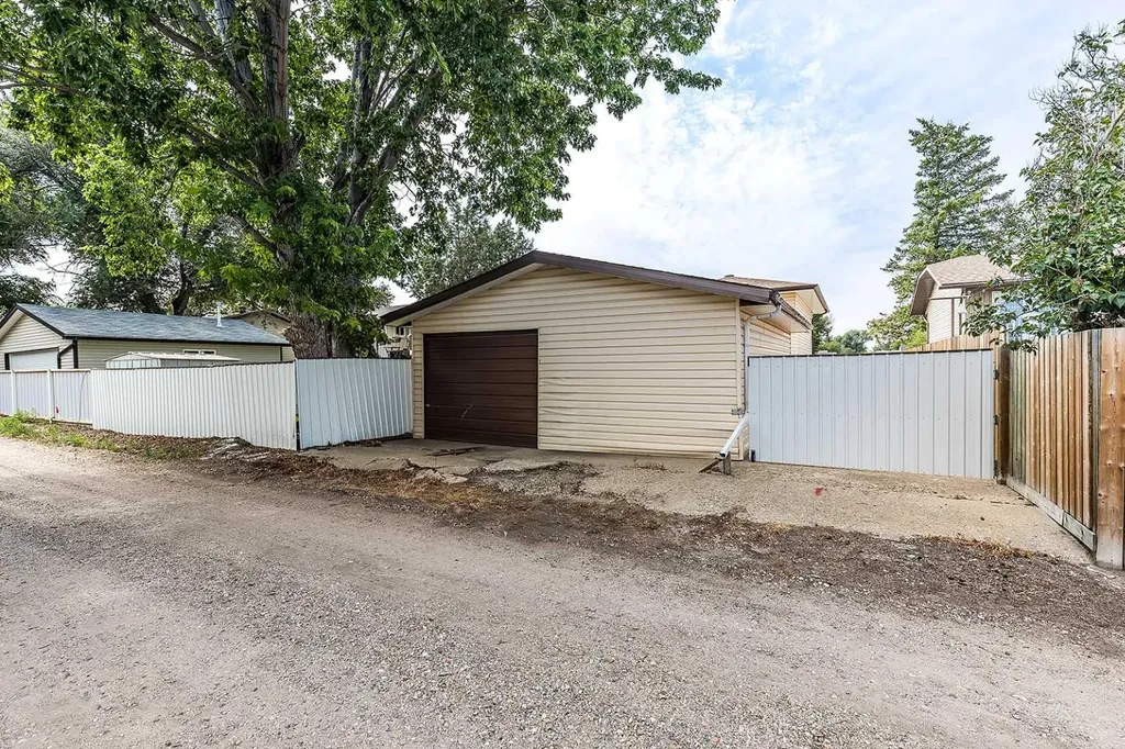 189 Hull Crescent NE Medicine Hat AB T1C 1C9