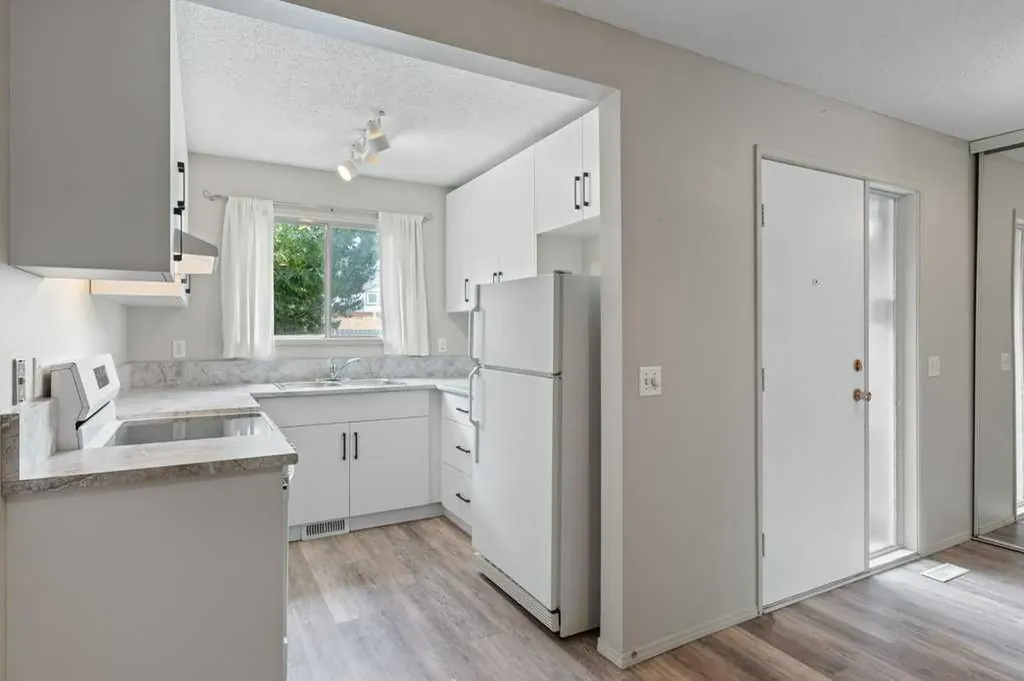 7172 Coach Hill Road SW Calgary AB T3H 1C8